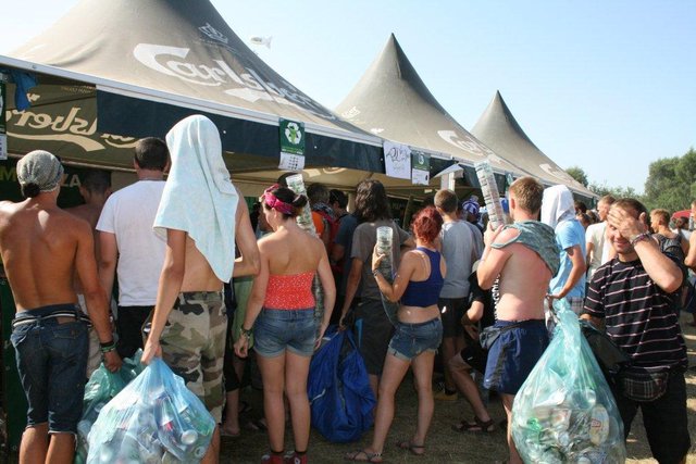 Spektakularna iluminacja Największego Woodstockowicza Carlsberga na zakończenie 19. edycji Przystanku Woodstock