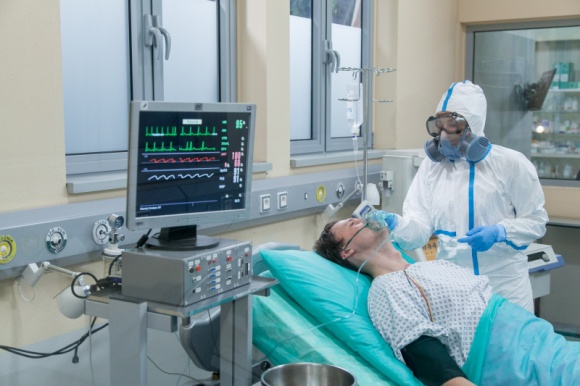 Już 23 lutego w Szpitalu pojawi się pacjent z podejrzeniem wirusa Ebola! LIFESTYLE, Film - Personel krakowskiego SOR-u stanie oko w oko z wielkim niebezpieczeństwem – zagrożeniem zakażeniem wirusem Ebola. Szpital zostaje postawiony w stan najwyższej gotowości, by uratować życie pacjenta i nie dopuścić do epidemii. Emisja już 23 lutego na antenie TVN.