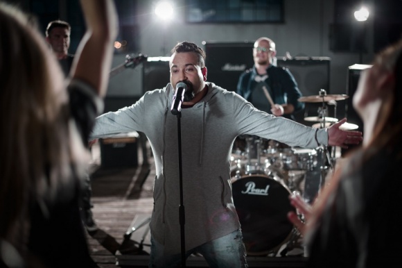 Kosma: Premiera teledysku do nowego singla „Tożsamość” LIFESTYLE, Muzyka - Nowy singiel i teledysk Kosmy (Piotra Stawowczyka) „Tożsamość” jest już dostępny w sieci. Autorem słów piosenki jest Kosma, a za oprawę muzyczną odpowiada Marcin Limek, kompozytor i producent muzyczny m.in. zespołu IRA.