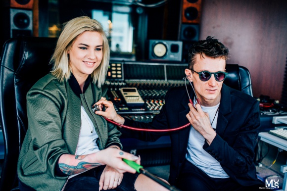 Karolina Gilon szykuje projekt z Piotrem Bejnarem? LIFESTYLE, Muzyka - Słynna fotomodelka Karolina Gilon wspiera DJ'a i producenta Piotra Bejnara!