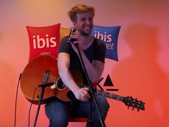 Kuba Jaźwiecki zaśpiewał w Krakowie! LIFESTYLE, Muzyka - 12 lipca w Krakowie odbył się kolejny koncert z serii „ibis. Tu Mieszka Muzyka”. Tym razem na scenie pojawił się Kuba Jaźwiecki – piosenkarz i autor tekstów znany także z programu „Mam talent!”, w którego 4. edycji doszedł do półfinału.