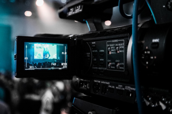 5 książek, których ekranizacje zobaczymy w 2019 LIFESTYLE, Film - Coraz częściej w kinach możemy zobaczyć ekranizacje znanych książek, najczęściej tych, które okrzyknięto mianem bestsellera. Przedstawiamy 5 pozycji książkowych, które w tym roku będziemy mogli zobaczyć na dużym ekranie.