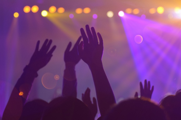 Ile kosztuje udział w festiwalu muzycznym? LIFESTYLE, Muzyka - • Koszt wzięcia udziału w kilkudniowym festiwalu to około 1 500 zł, ale jeśli korzysta się z pakietu VIP i dobrego hotelu może wynieść nawet 5000 zł. • Nie warto zwlekać z zakupem biletu na wymarzony koncert – potem wejściówek może już nie być, ewentualnie będą droższe.