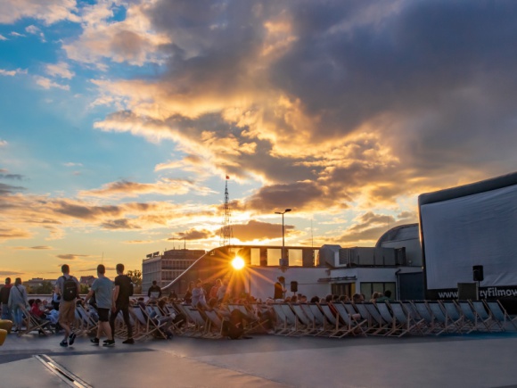 Sierpniowe wieczory w „Kinie nad miastem” LIFESTYLE, Film - Centrum Handlowe Avenida zaprasza na kontynuację lipcowego „Kina nad miastem” pod gołym niebem. Sierpniowy repertuar zapewni wieczory w gwiazdorskim towarzystwie.