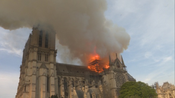 National Geographic pokaże walkę o uratowanie katedry Notre Dame LIFESTYLE, Film - Godzinny dokument specjalny minuta po minucie prześledzi wydarzenia z 15 kwietnia tego roku – błyskawiczne rozprzestrzenianie się pożaru w kolejnych częściach Notre Dame i dramatyczną akcję, w której paryscy strażacy ryzykowali życie, aby ocalić katedrę o 856-letniej historii.